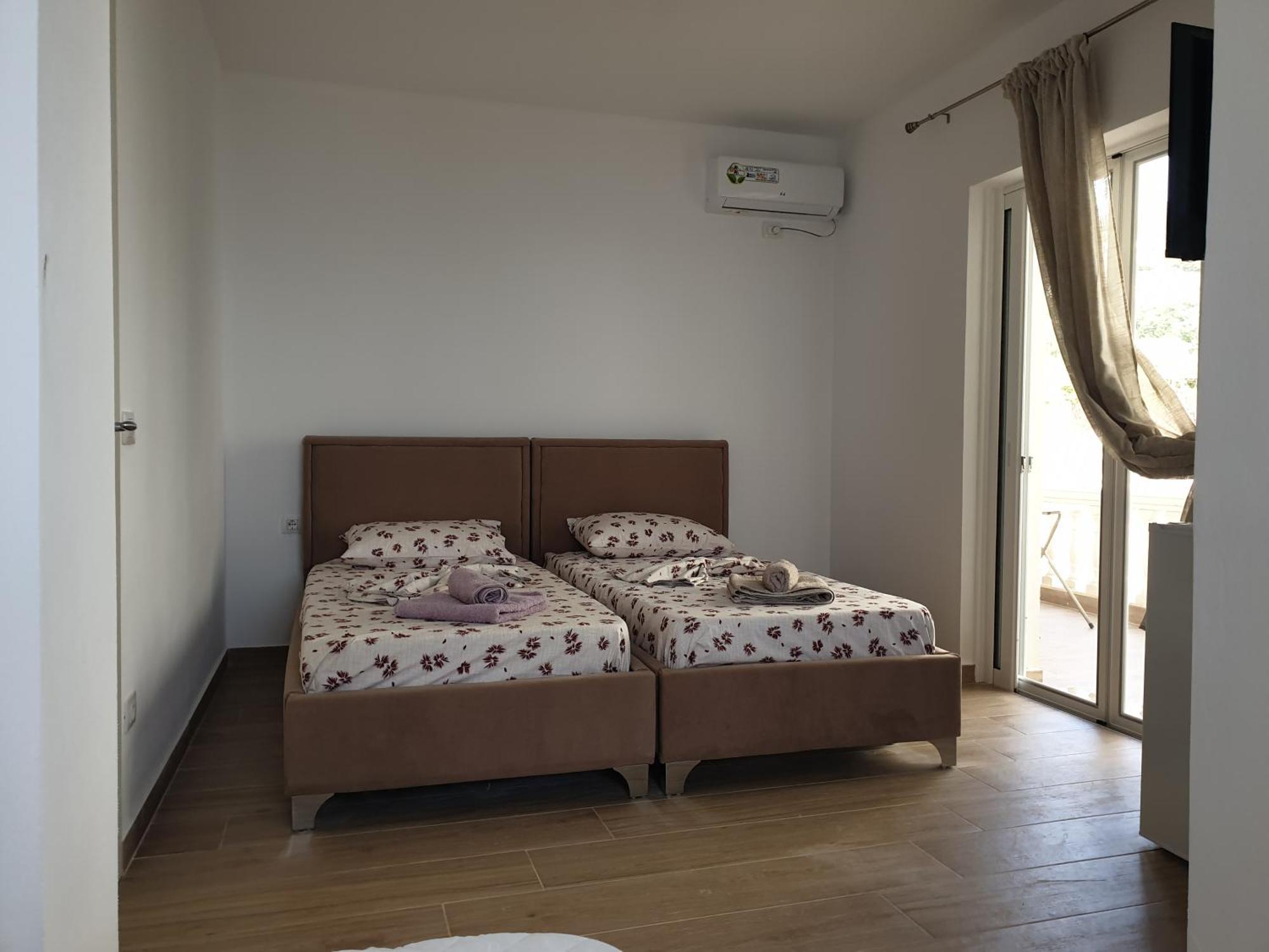 Rooms By George Dhërmi Habitación foto